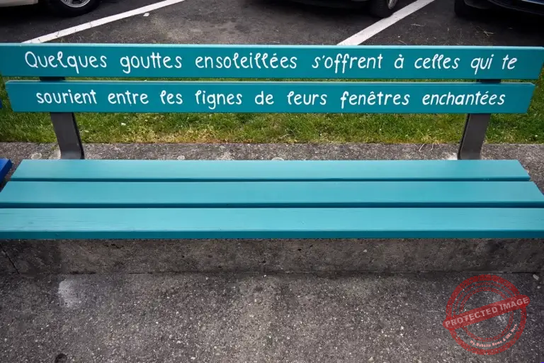 Un banc calligraphié de la poésie vibratoire de Floriane Eyota Nakan pour gai-rire la Vie.